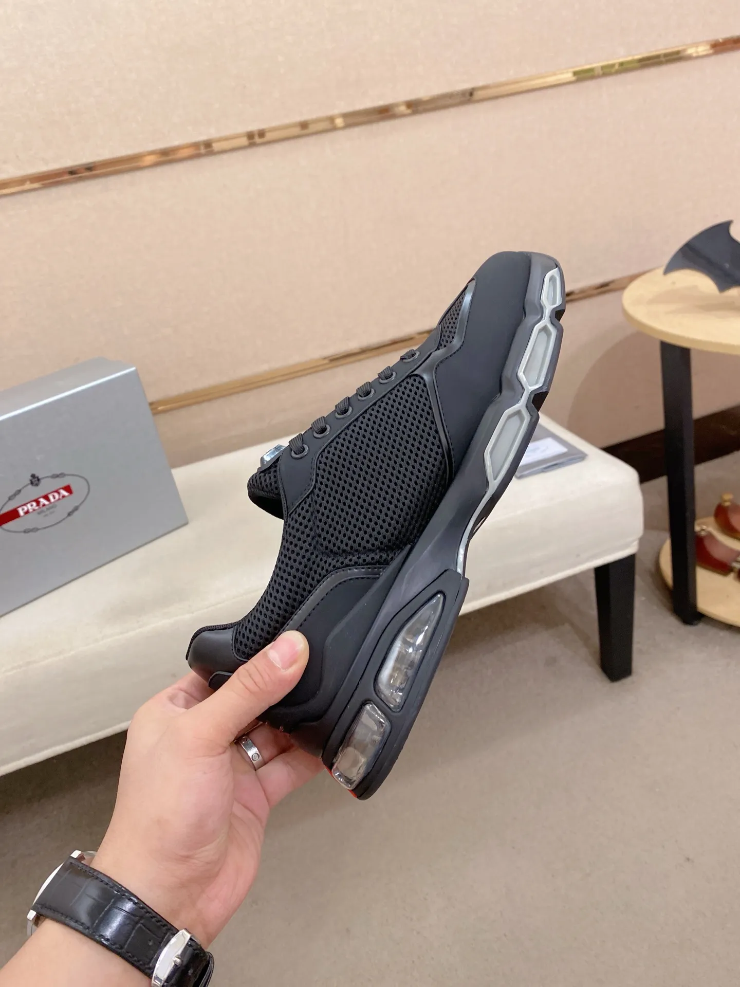 Factory price 660💰 ✔️✔️✔️High version High-quality new PRADA (Prada) counters are on the market at the same time, new men's shoes, 😘fabrics imported first-layer cowhide and mesh fabrics, purely handmade. Lining: Full cowhide lining. 👍🏿 High-end ☄️ air-cushion molded anti-slip rubber outsole, exquisite lines, simple and elegant, comfortable and high-end for leisure travel. Code number: 38 to 45